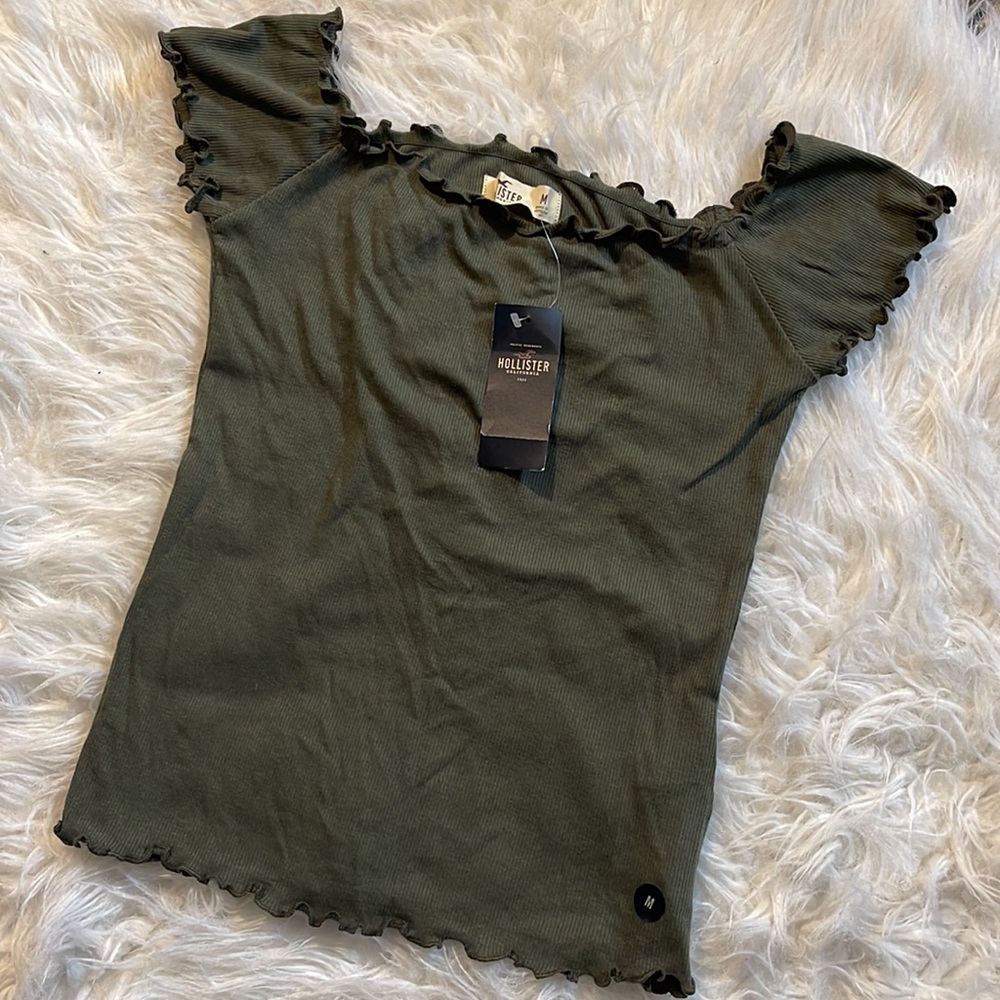 NWT Hollister Skinny Crop Top Size Medium Light Ribbed Style Ruffle Neckline